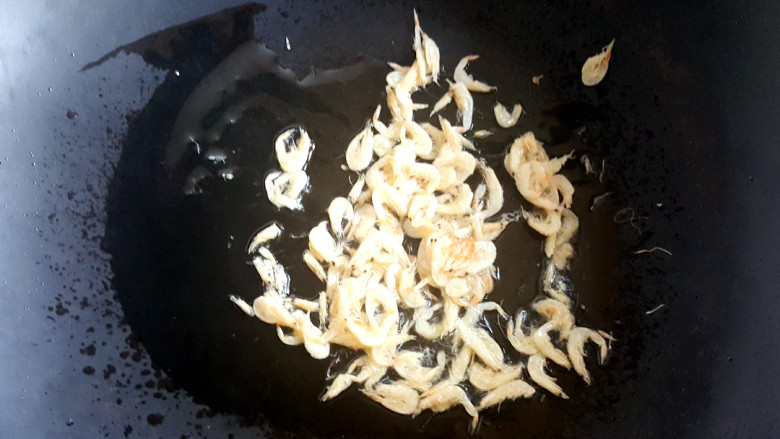 ~香菜百叶丝,锅中放少许油，放入虾皮。