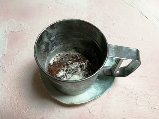 板栗仁可可小蛋糕,低粉，泡打粉，可可粉过筛备用。