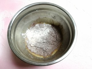 板栗仁可可小蛋糕,倒入过筛好的粉类搅拌均匀。