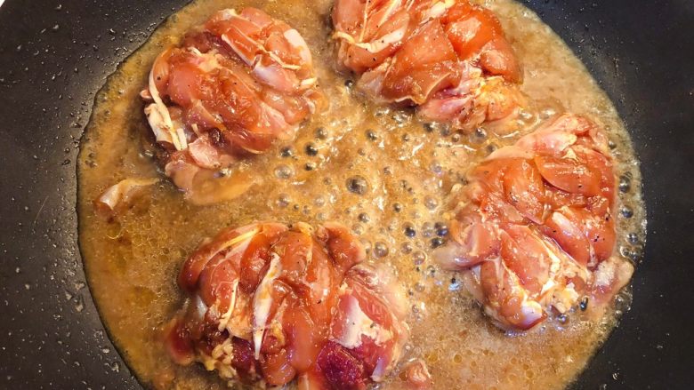 照烧鸡腿,倒入腌制鸡腿的酱汁，加盖小火焖2分钟。