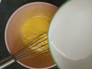 火腿肠鸡蛋饼,搅拌匀，之后倒入30ml水
