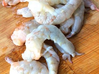 冬瓜虾肉汆丸子汤,虾去头尾，去皮去虾线，洗净备用