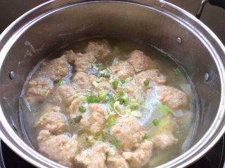冬瓜虾肉汆丸子汤,下少许盐和味精调味，下葱花即可出锅