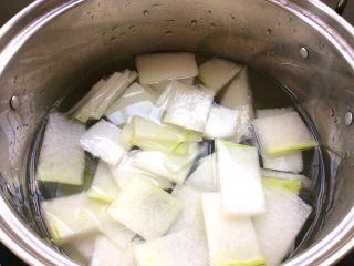 冬瓜虾肉汆丸子汤,锅中加入适量清水，放入冬瓜片，盖上盖子烧开