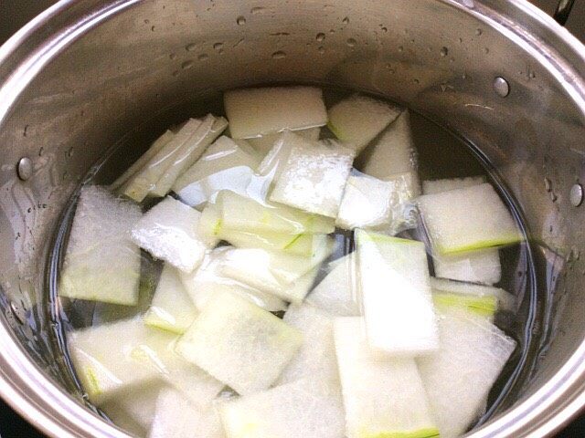 冬瓜虾肉汆丸子汤,锅中加入适量清水，放入冬瓜片，盖上盖子烧开