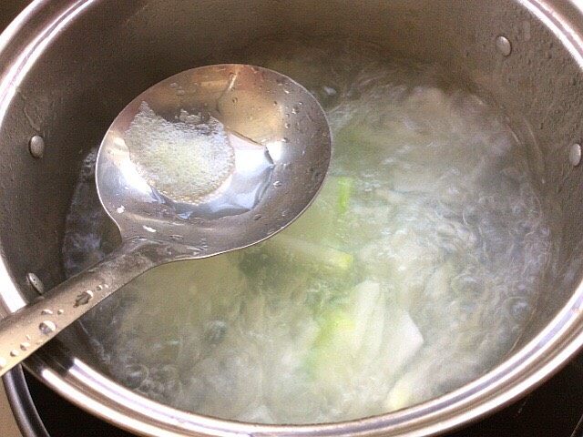 冬瓜虾肉汆丸子汤,锅开后撇去浮末