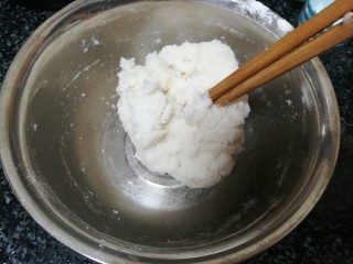 千娇百媚雪媚娘,用筷子搅拌，很快就可以成团没有干粉就放在一边晾凉。