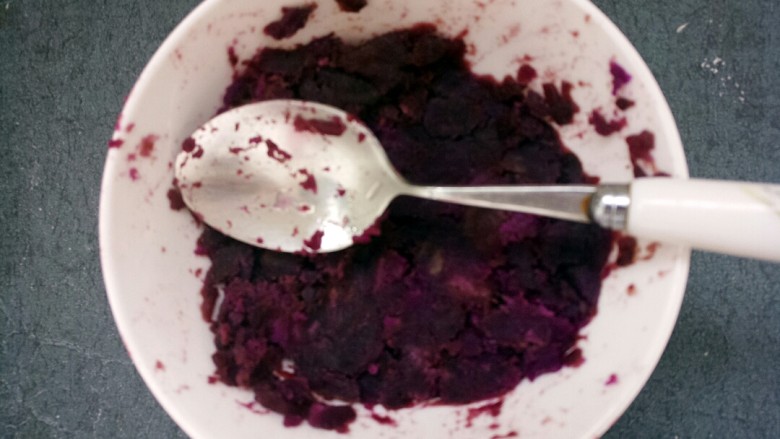草莓紫薯球,然后把紫薯用勺子压碎