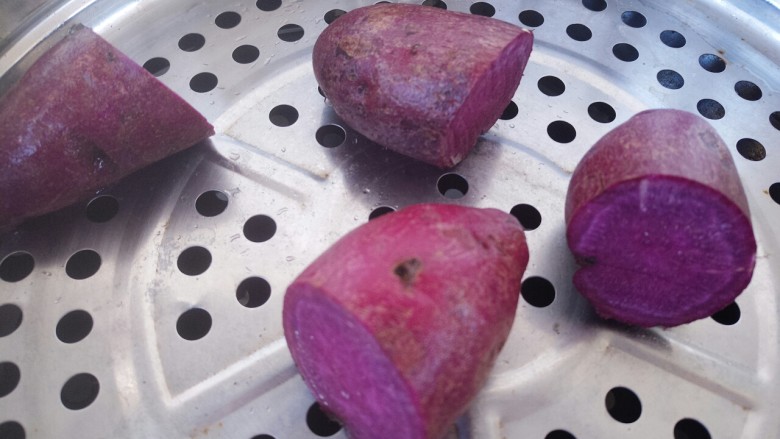 草莓紫薯球,洗干净，上锅蒸，先大火把水烧开，然后转小火蒸，蒸15分钟，紫薯变软了，就是熟了