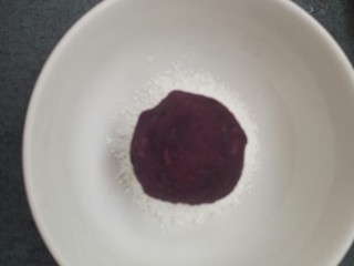 草莓紫薯球,把紫薯团放在椰蓉里面滚一圈