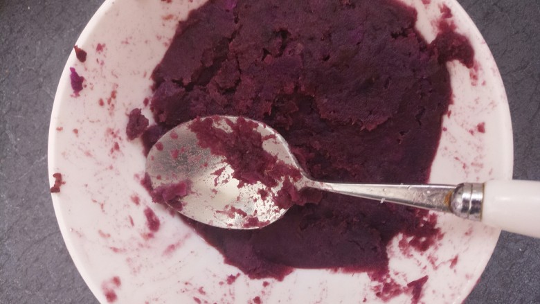 草莓紫薯球,用勺子搅拌均匀，压成紫薯泥