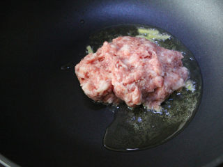 肉沫韭菜,倒入腌制过的猪肉泥。