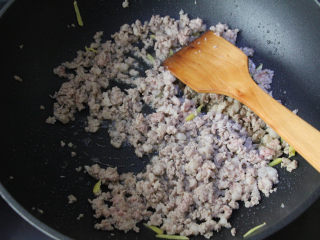 肉沫韭菜,用锅铲轻轻拨散。