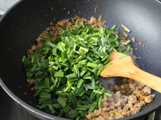 肉沫韭菜,待肉沫炒炒熟，香味出来，倒韭菜下去翻炒。