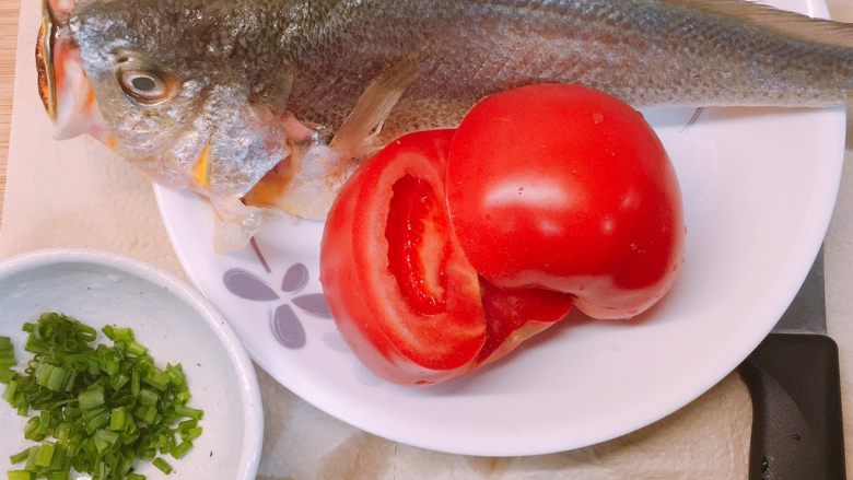🍅番茄鱼🐟,主材洗净备用，鱼身上的水沥干，防止下锅的时候油四处飞溅，<a style='color:red;display:inline-block;' href='/shicai/ 59'>番茄</a>可以切成小块更好的出汁。