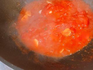 🍅番茄鱼🐟,放入适量的水、盐、糖继续熬制。