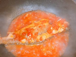 🍅番茄鱼🐟,放入鱼，烧至片刻，倒入勾兑好的淀粉汁，大火收汁即可吃过啦！