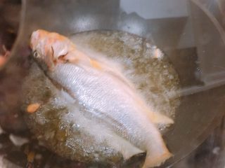🍅番茄鱼🐟,油温差不多的时候鱼下锅，两面炸透成金黄，鱼肉基本就熟了，总觉得这是个高危动作，每次都是拿着锅盖挡着，胆战心惊的😄。
