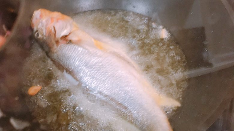 🍅番茄鱼🐟,油温差不多的时候鱼下锅，两面炸透成金黄，鱼肉基本就熟了，总觉得这是个高危动作，每次都是拿着锅盖挡着，胆战心惊的😄。