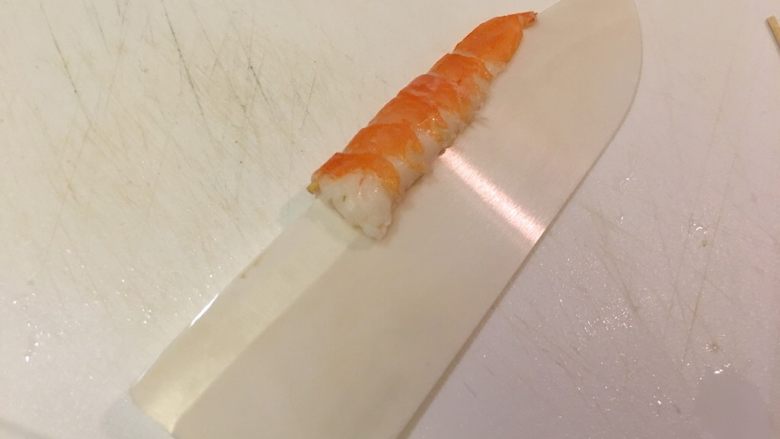 握寿司套餐,剥去外壳，由腹部往背部切开虾身