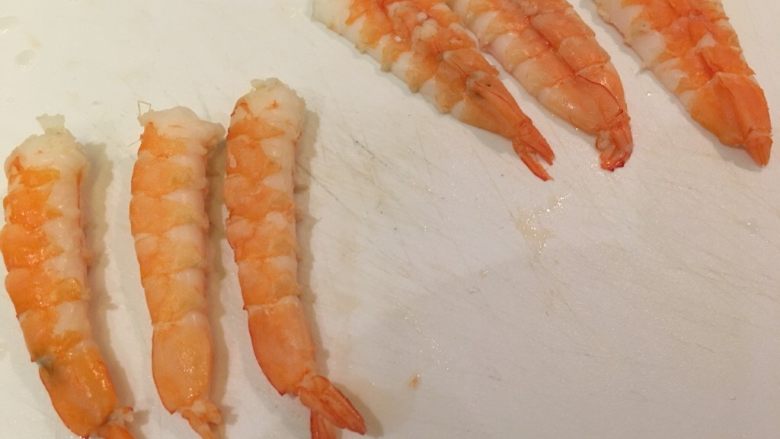 握寿司套餐,剥虾壳时记得保留尾部的肉哦！剥好切开备用。