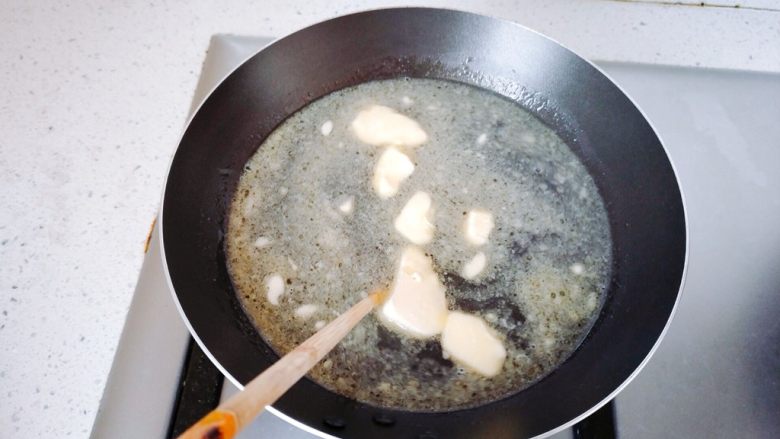 奶油泡芙球,用手动打蛋器或者筷子搅拌，直到黄油融化，水都不能煮开。如果温度过高，就把锅端起来搅拌。