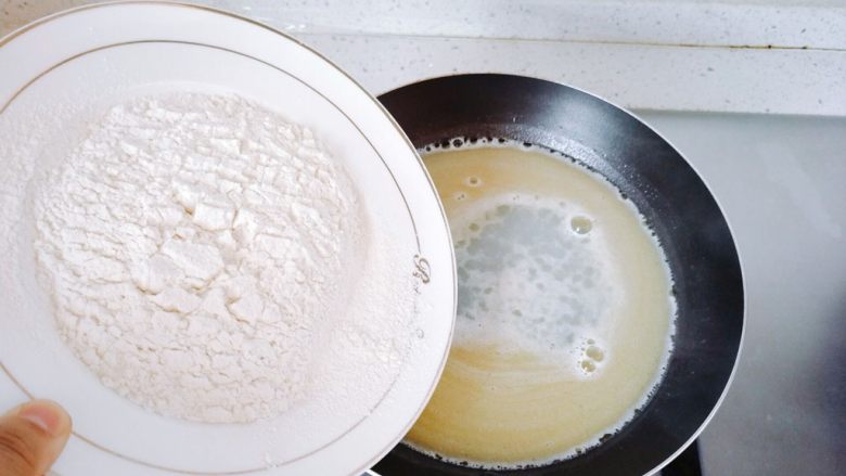 奶油泡芙球,待黄油融化，水开始沸腾，把低粉倒进去。