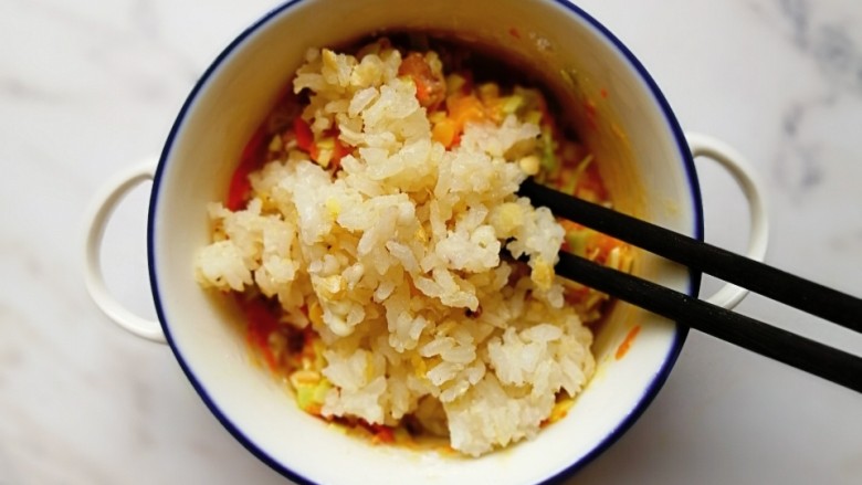 卷心菜三文鱼米饼,加入半碗熟米饭搅拌均匀