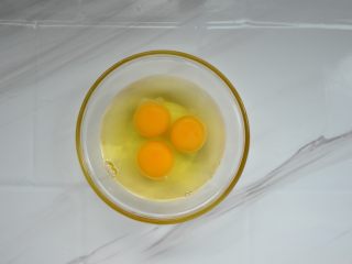 香椿炒鸡蛋,鸡蛋打入碗里