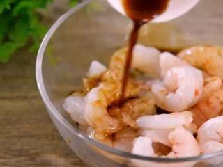 翠竹报春，一道简单美味而且逼格很高的菜肴。,虾仁用酱油腌制10分钟