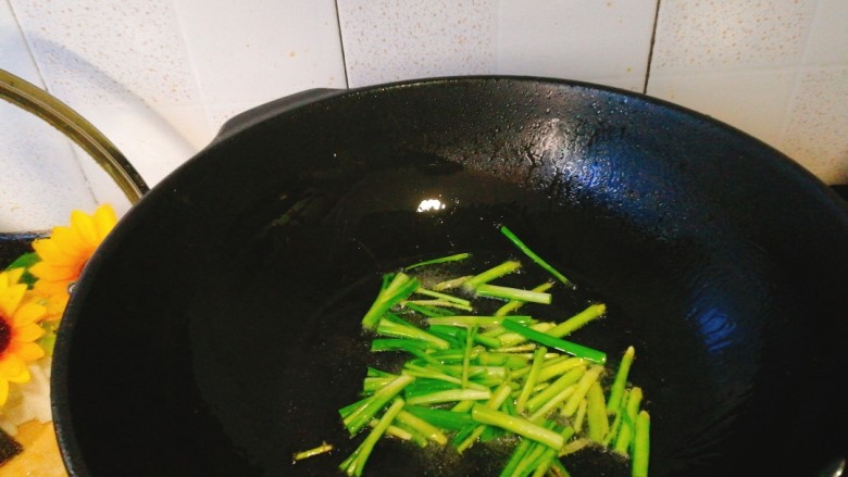 家常菜+韭菜炒小白虾,先将韭菜头部那节先爆香