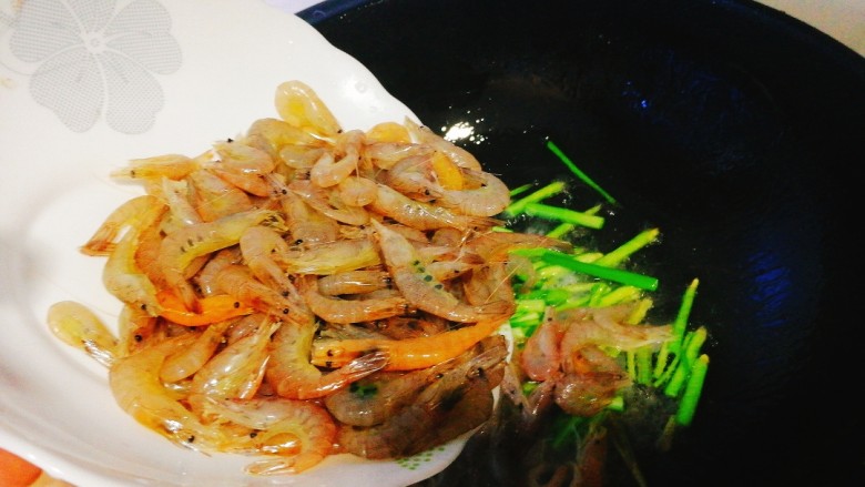 家常菜+韭菜炒小白虾,然后加入虾，快速翻炒，大火哦