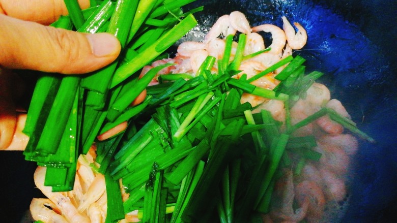 家常菜+韭菜炒小白虾,再加入韭菜叶