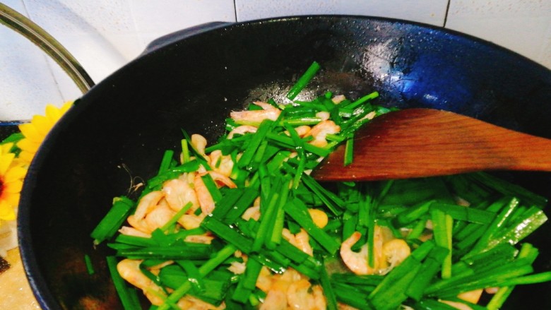 家常菜+韭菜炒小白虾,快速翻炒，保持大火