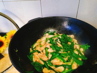 家常菜+韭菜炒小白虾,再次翻炒均匀后就可以出锅了