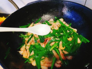 家常菜+韭菜炒小白虾,最后加入味精