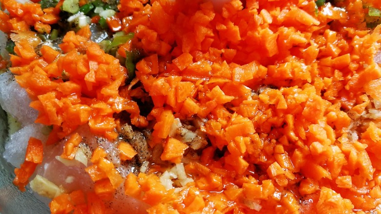胡萝卜巴沙鱼牛肉小馄饨,倒入胡萝卜和适量的油