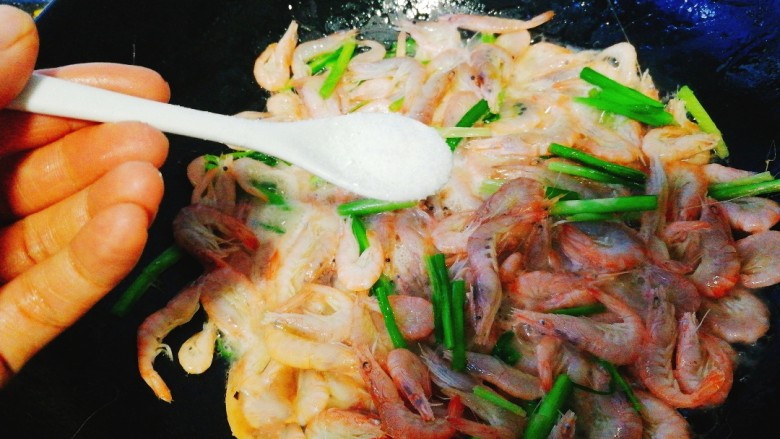 家常菜+韭菜炒小白虾,加入适量的盐，翻炒均匀