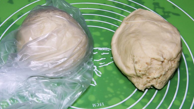 原味牛角面包,分成二份，一份放冰箱冷藏，还有一份继续操作。