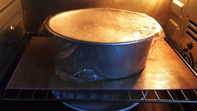 原味牛角面包,烤箱发酵档，底部放热水，发酵60分钟。30分钟换一碗热水。