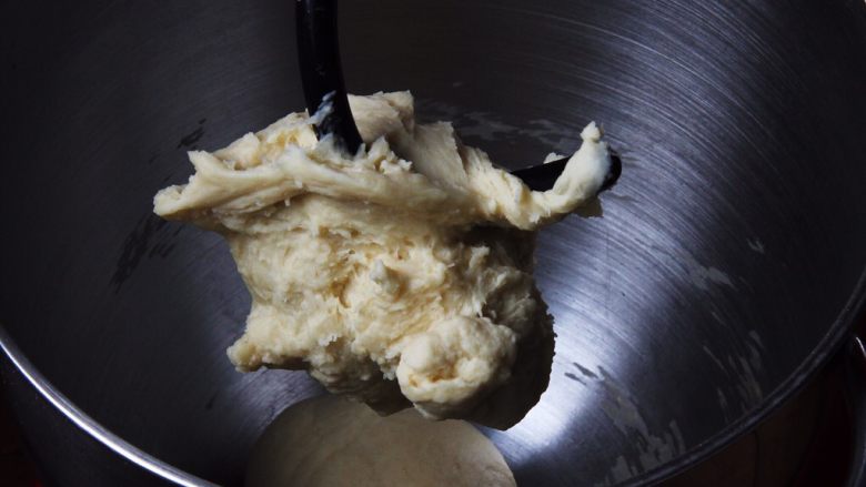 原味牛角面包,厨师机二档速度搅拌，这是10分钟的状态，面粉已经成团。