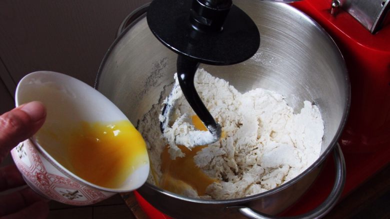 原味牛角面包,加入鸡蛋液。