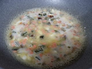 上汤菠菜,倒入开水没过食材，加盖煮十分钟。