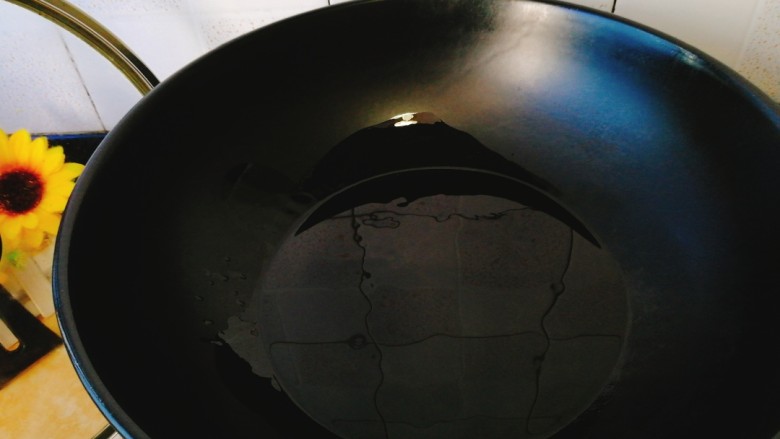 肉末粉丝煲,起油锅，这个炒锅是纯陶瓷的