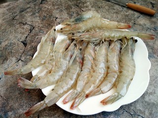 #辅食计划#莴苣叶鲜虾米汤,准备好新鲜的大虾，白虾肉质细腻很嫩的