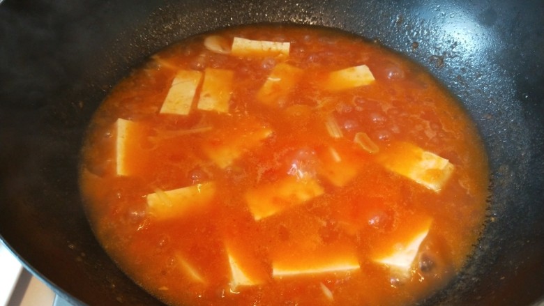 驴肉黄面,汤汁熬制红色放入豆腐，煮到豆腐飘起关火。