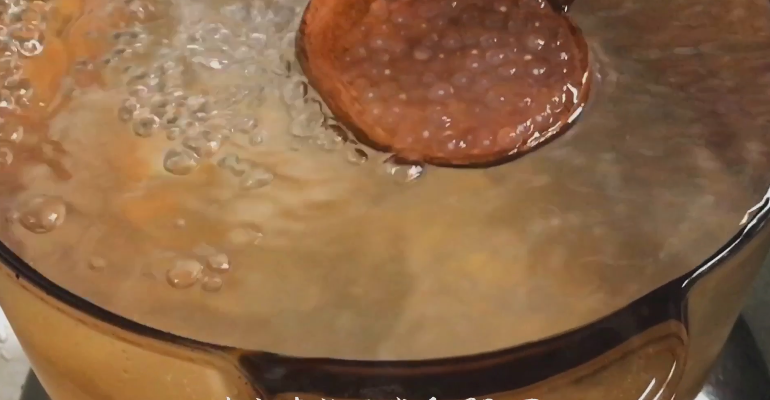 芒果西米露,用流动水冲至水变清澈 西米变透明即可沥干