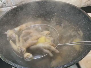 鸡爪烧豌豆,鸡爪 料酒 姜片 焯水捞出洗净 沥干备用
