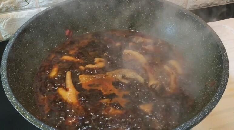 鸡爪烧豌豆,煮开后转中小火炖煮30分钟