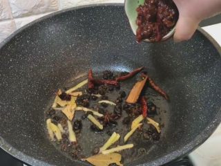 鸡爪烧豌豆,配料炒香后 倒入豆瓣酱